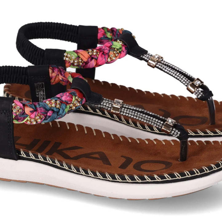 Sandalias planas Chika 10 canelon 04 negras con trenzado colorido y detalles metálicos - Querol online