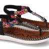 Sandalias planas Chika 10 canelon 04 negras con trenzado colorido y detalles metálicos