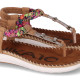 Sandalias planas Chika 10 canelon 04 marrones con trenzado colorido y detalles metálicos - Querol online