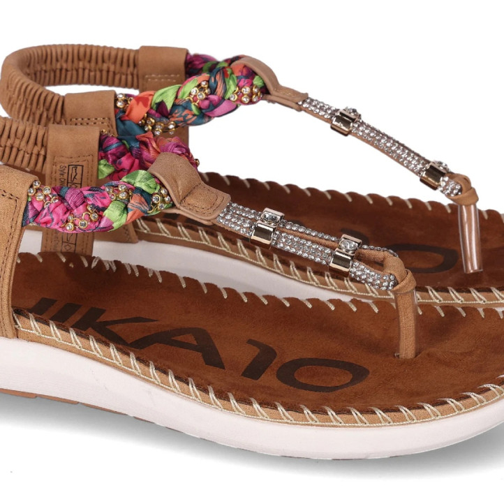 Sandalias planas Chika 10 canelon 04 marrones con trenzado colorido y detalles metálicos - Querol online