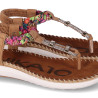 Sandalias planas Chika 10 canelon 04 marrones con trenzado colorido y detalles metálicos