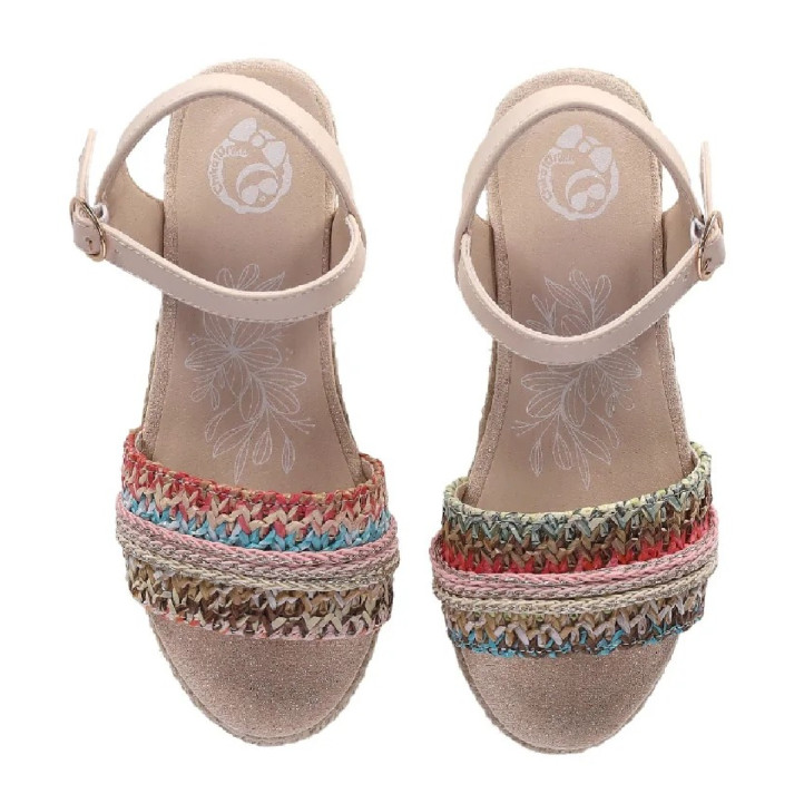 sandalias Chika 10 golondrina 06 beige con diseño en tweet y cuña baja - Querol online