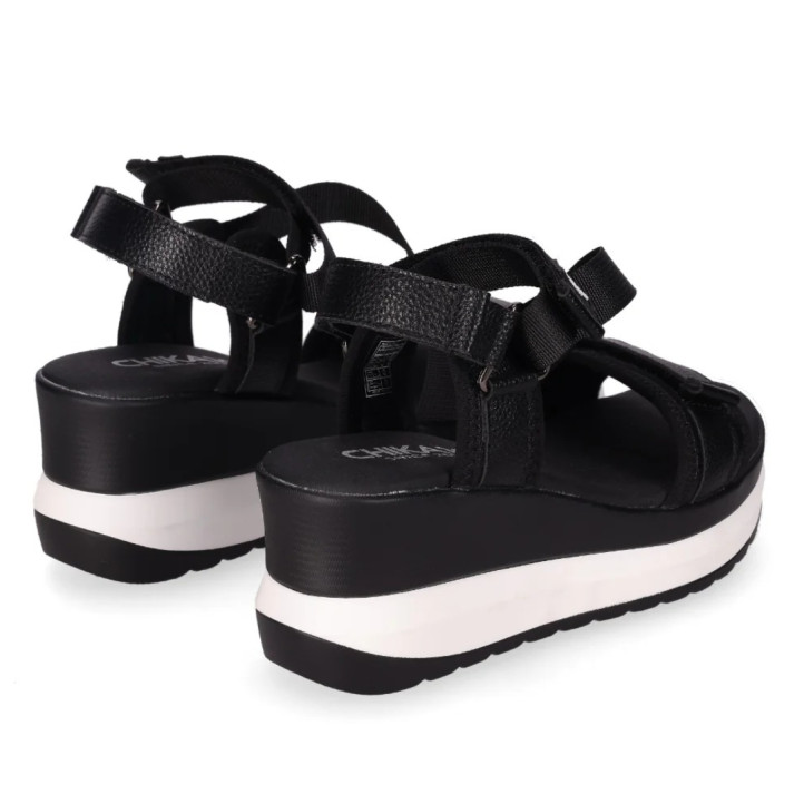 Sandalias cuña Chika 10 roco 07 negras con correas ajustables - Querol online