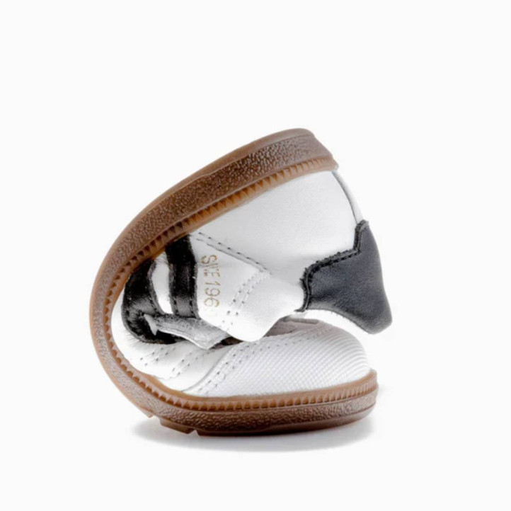 Zapatillas deporte Pablosky sax 062301 blancas con detalles negros y suela caramelo respetuosas - Querol online