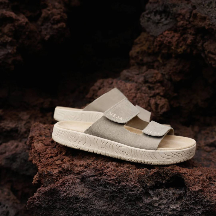 Sandalias planas VEJA etna suede taupe almond mujer - Querol online