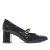 Zapatos tacón Daniela Vega negros con efecto charol y estilo mercedita