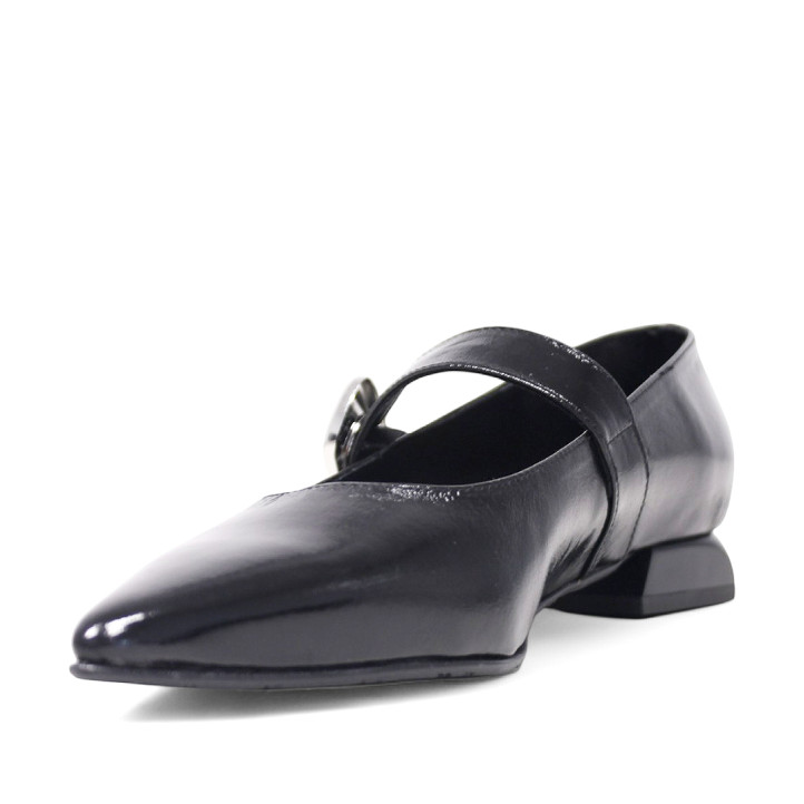 Zapatos planos Daniela Vega negros efecto charol con punta y estilo mercedita - Querol online