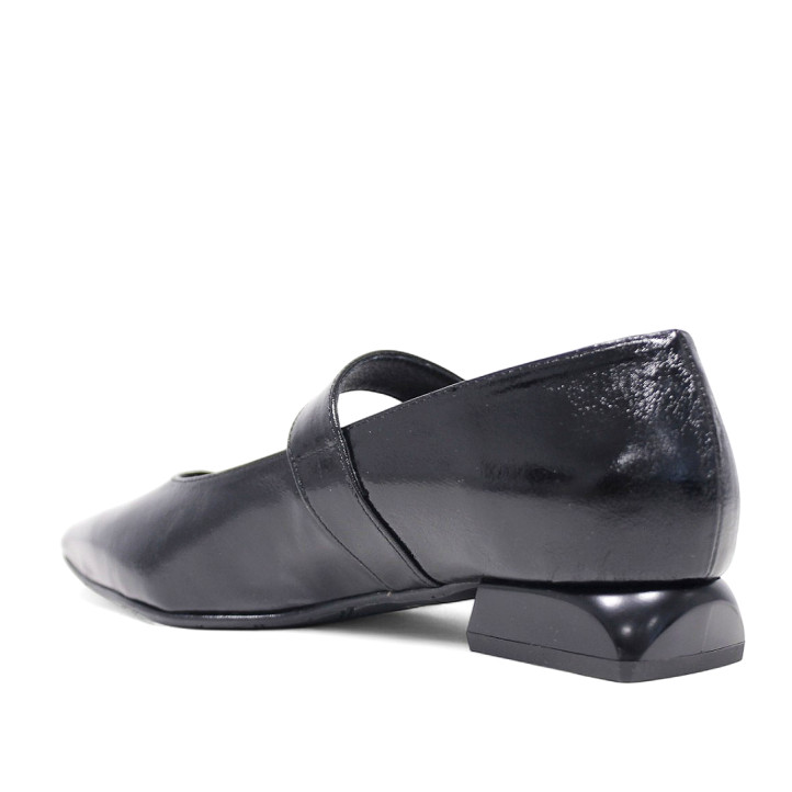 Zapatos planos Daniela Vega negros efecto charol con punta y estilo mercedita - Querol online