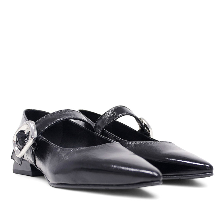 Zapatos planos Daniela Vega negros efecto charol con punta y estilo mercedita - Querol online