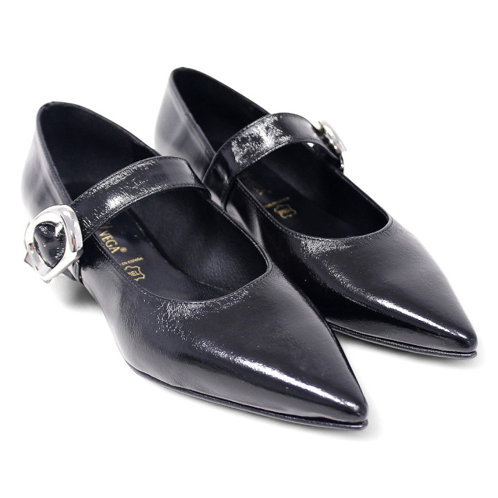 Zapatos planos Daniela Vega negros efecto charol con punta y estilo mercedita - Querol online