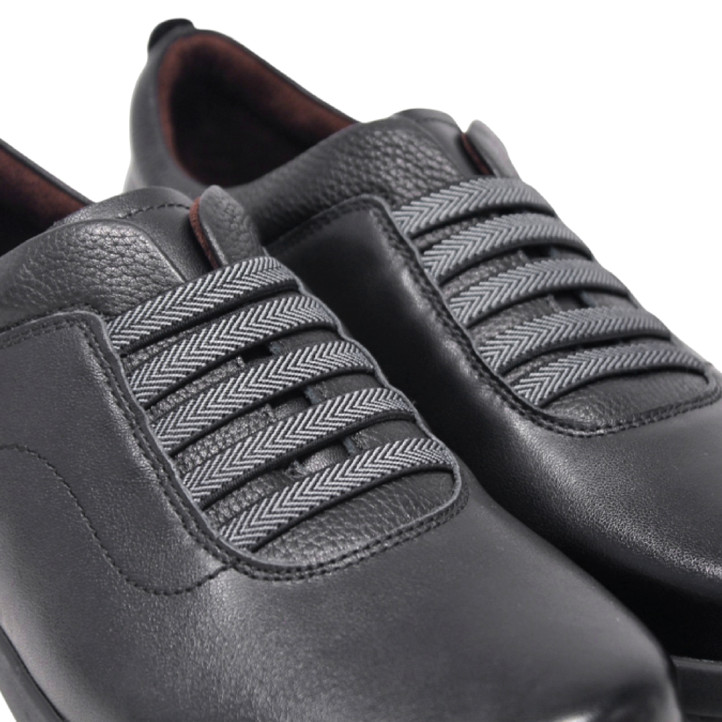Zapatos planos Treintas negros con cordones elásticos y tres tachuelas redondas - Querol online