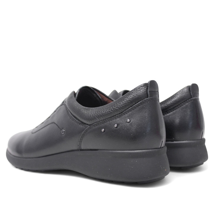 Zapatos planos Treintas negros con cordones elásticos y tres tachuelas redondas - Querol online