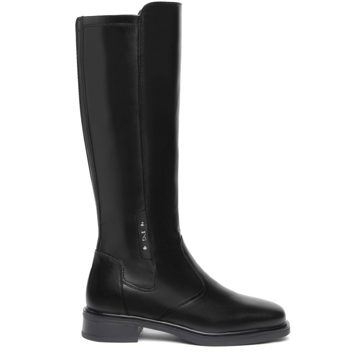 Botas planas Nero Giardini negras de piel fabricadas con material técnico y con cremallera interior - Querol online