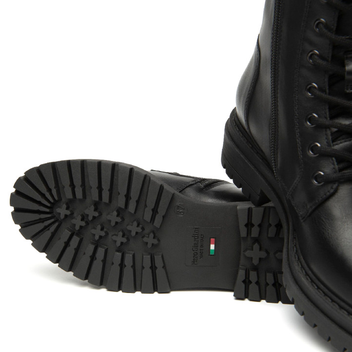 Botines planos Nero Giardini negras estilo militar de piel con hebilla decorativa y cremallera interior - Querol online
