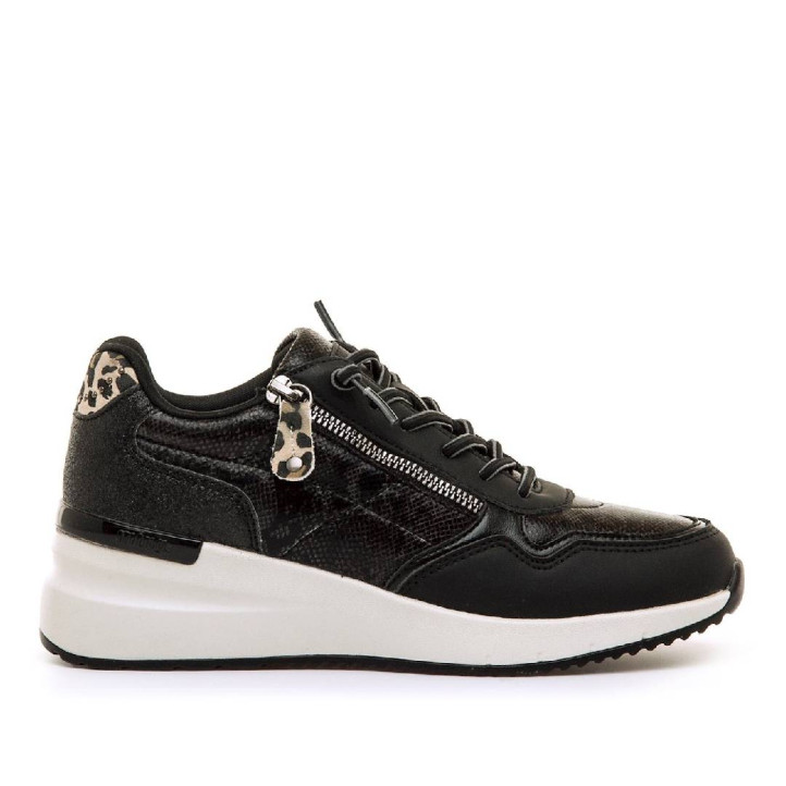 Zapatos cuña Mustang goa negras con animal print y cuña - Querol online
