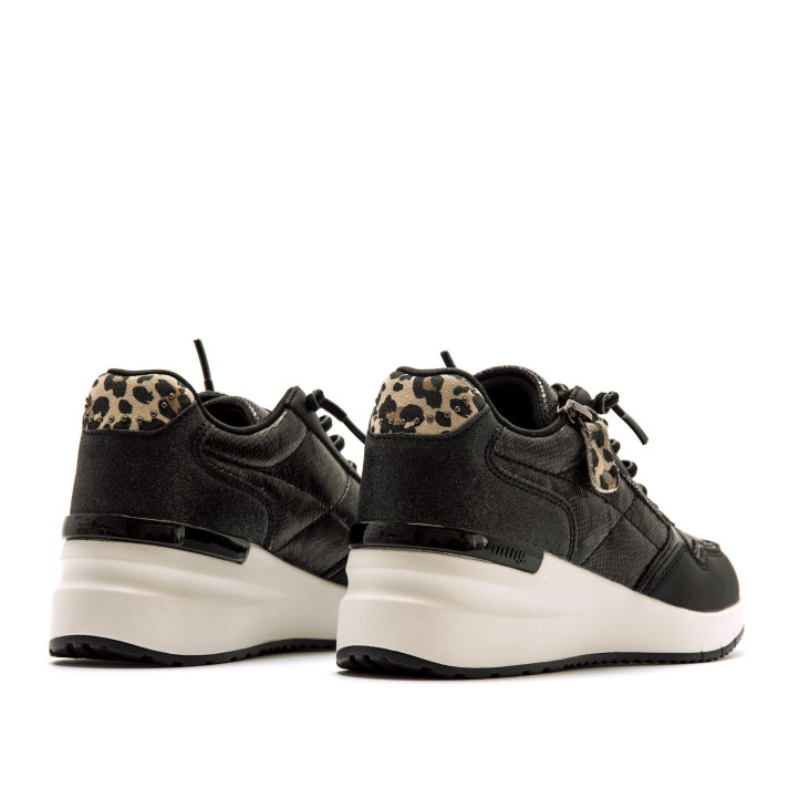 Zapatos cuña Mustang goa negras con animal print y cuña - Querol online