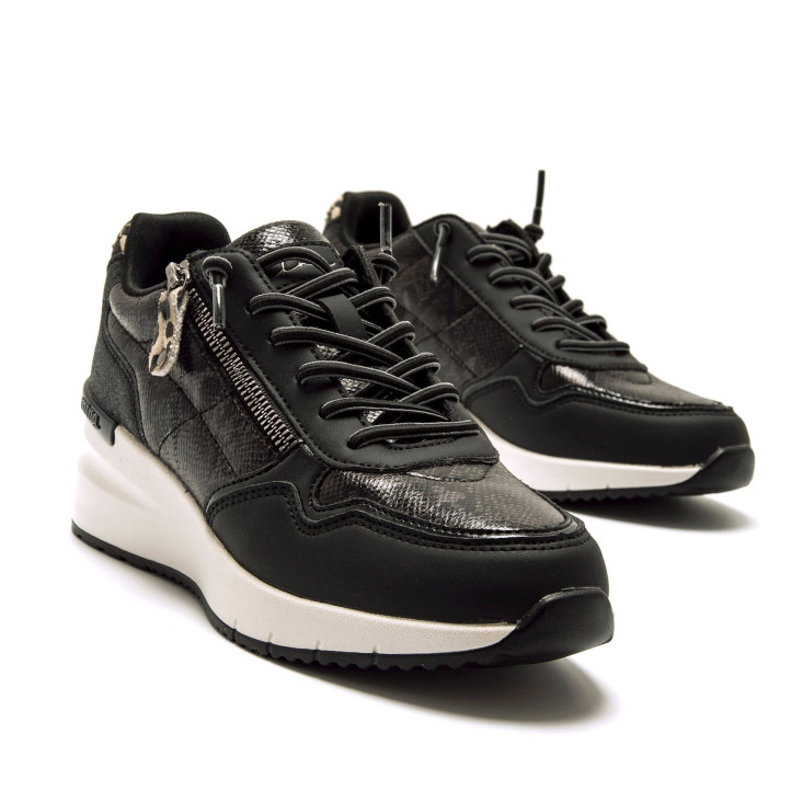 Zapatos cuña Mustang goa negras con animal print y cuña - Querol online