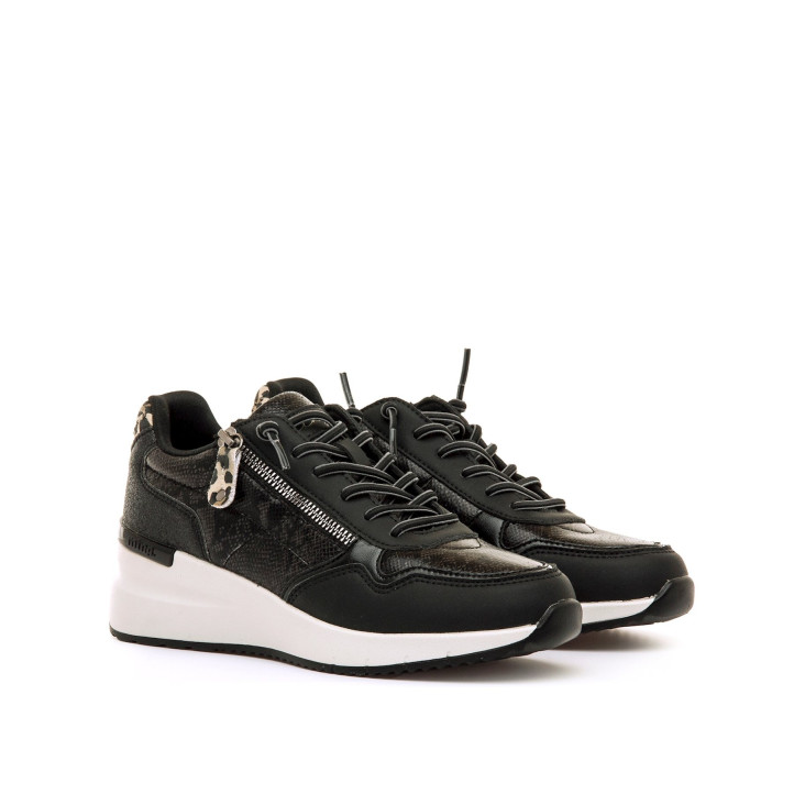 Zapatos cuña Mustang goa negras con animal print y cuña - Querol online