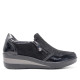 Zapatos cuña Amarpies negros con brillantes en el empeine y paneles efecto charol - Querol online