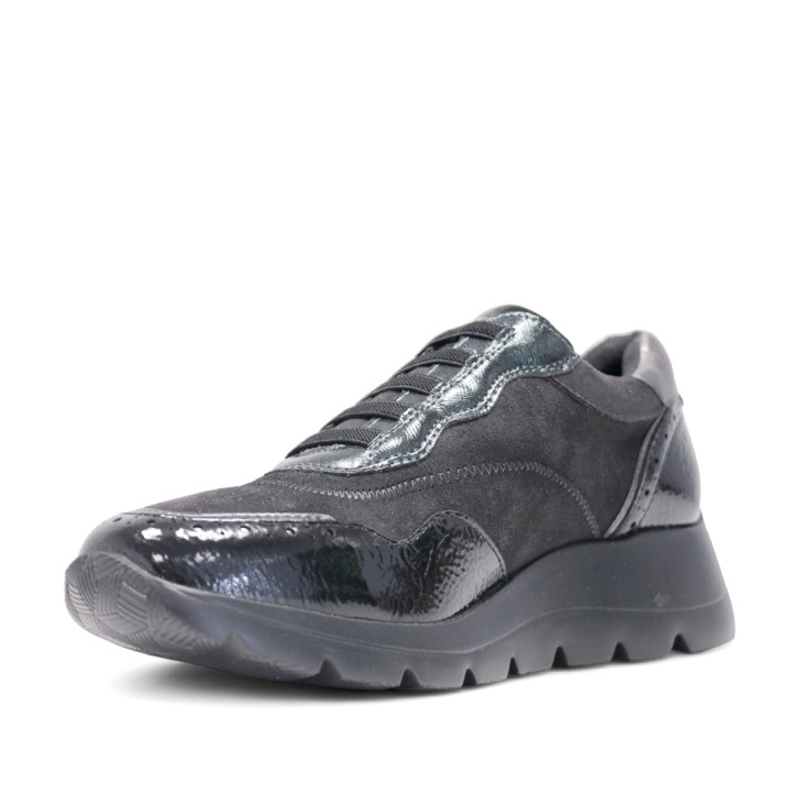 Zapatillas urban Amarpies negras con cordón elástico y paneles efecto charol y metalizados con cuña - Querol online