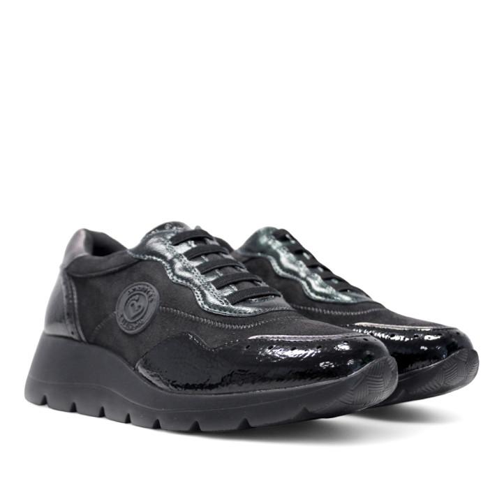 Zapatillas urban Amarpies negras con cordón elástico y paneles efecto charol y metalizados con cuña - Querol online