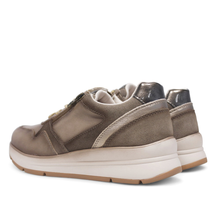 Sabatilles urban Treintas taupe amb acabat brillant i metal·litzat - Querol online