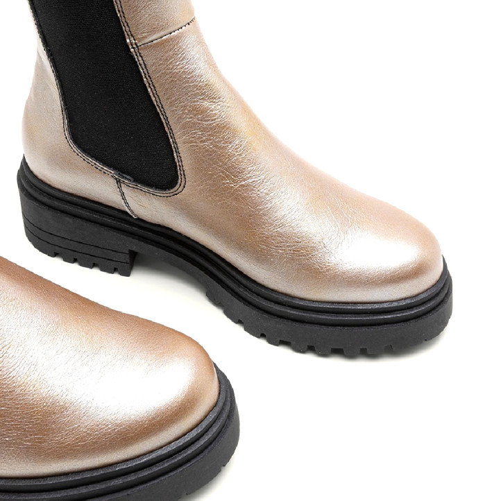 BOTINES DE PIEL METALIZADA PLATINO CON ELÁSTICOS CAMILA PORRONET - Querol online