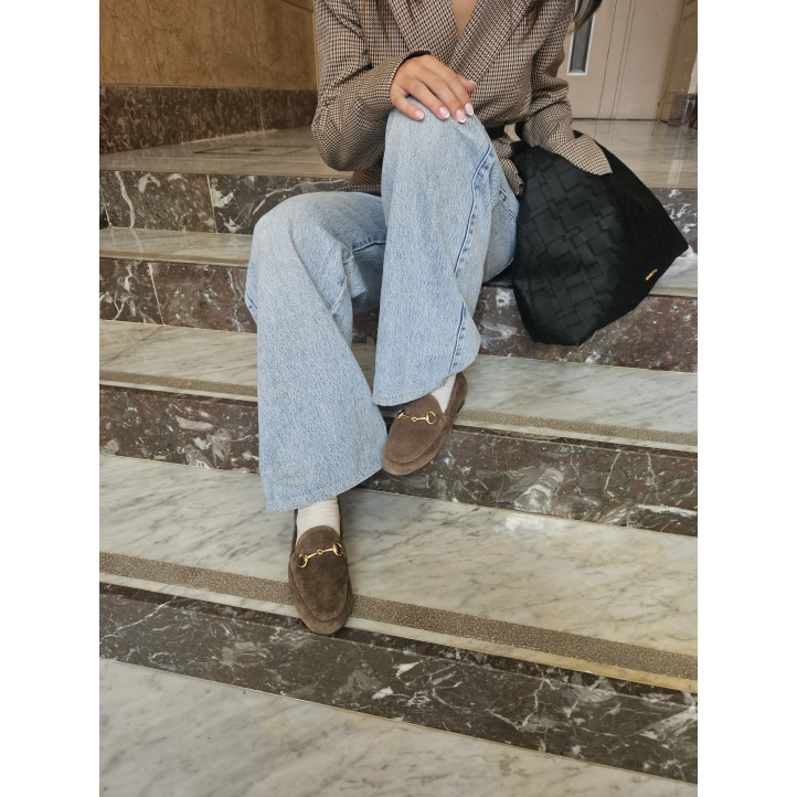 Mocasín Redlove yaiza taupe con aplique dorado en el empeine de piel - Querol online