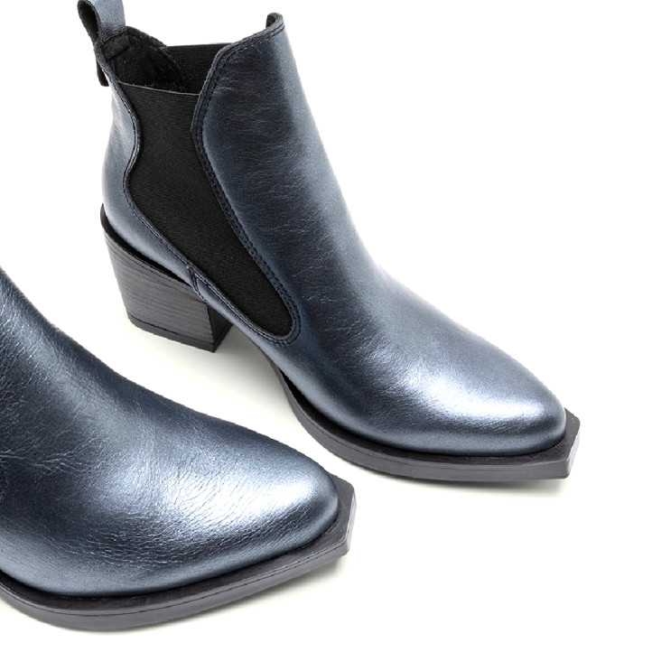 BOTINES COWBOY DE PIEL METALIZADA PLOMO CON ELÁSTICOS FANNY PORRONET - Querol online