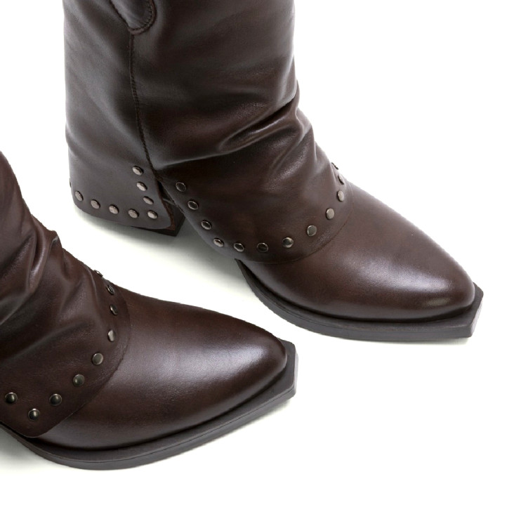 BOTAS DOBLE FAZ DE PIEL MOKA CON TACHUELAS FIORELLA PORRONET - Querol online