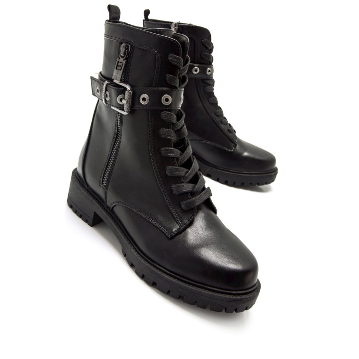 Botines planos Mustang campa negras con detalles metálicos y correa en la hebilla - Querol online