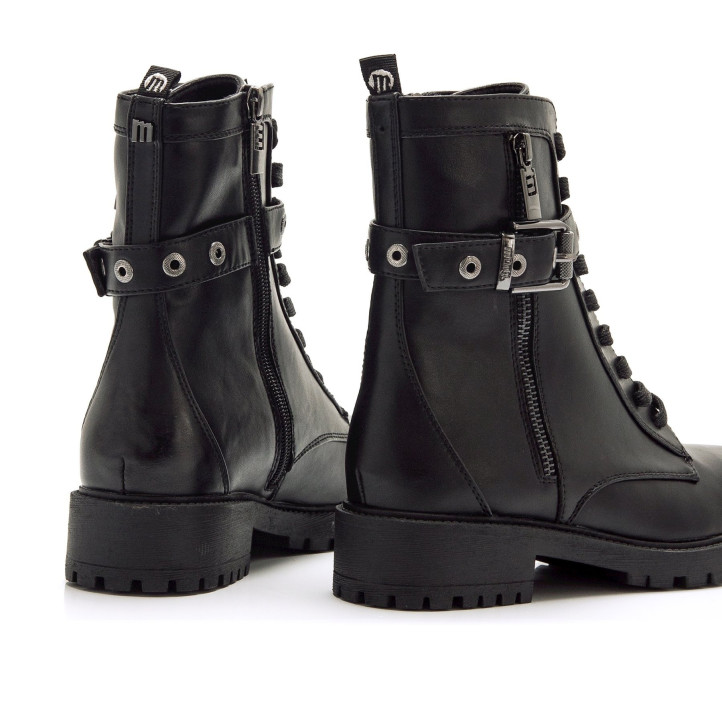 Botines planos Mustang campa negras con detalles metálicos y correa en la hebilla - Querol online