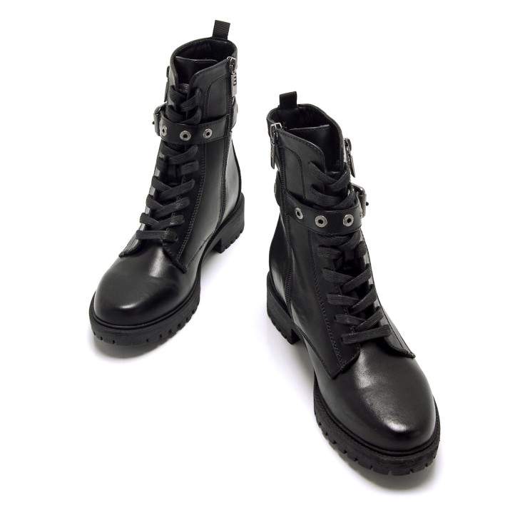 Botines planos Mustang campa negras con detalles metálicos y correa en la hebilla - Querol online