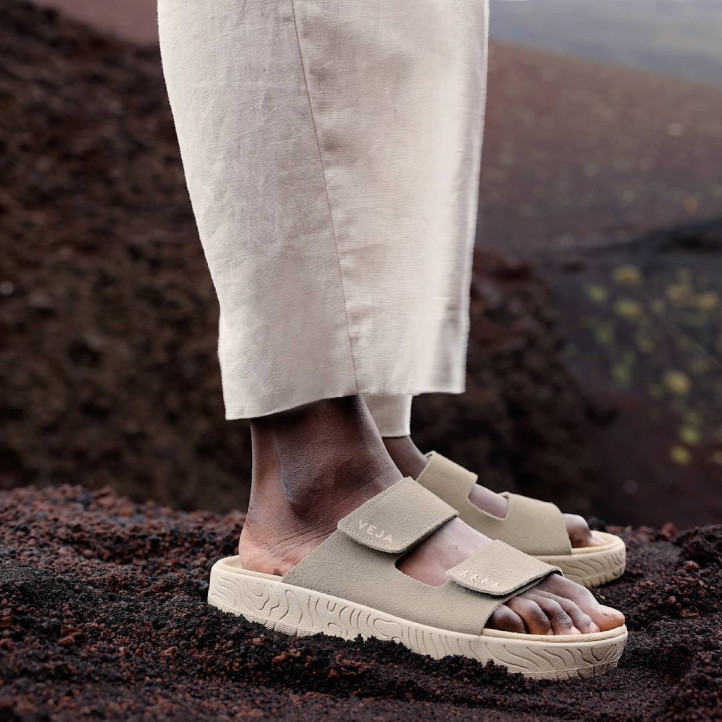 Sandalias planas VEJA etna suede taupe almond mujer - Querol online