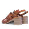 Sandalias tacón 48H marrón con cierre al talón y diseño troquelado