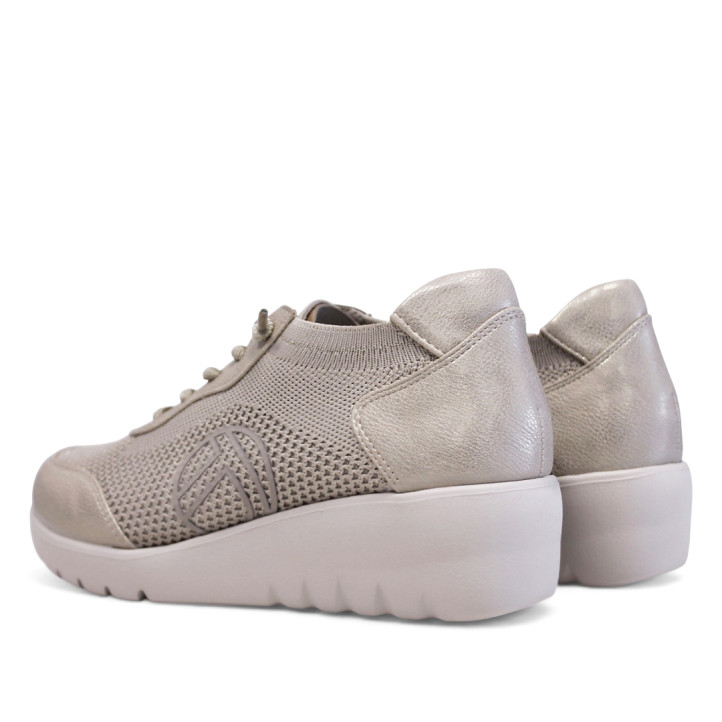 Zapatillas cuña Treintas beige estilo calcetín con paneles tornasolados y cordones elásticos - Querol online