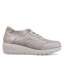 Zapatillas cuña Treintas beige estilo calcetín con paneles tornasolados y cordones elásticos - Querol online