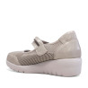 Zapatos cuña Treintas beige estilo mercedita con cierre de velcro y tejido de rejilla
