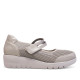 Zapatos cuña Treintas beige estilo mercedita con cierre de velcro y tejido de rejilla - Querol online