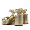 Sandalias tacón Corina doradas efecto metalizado con textura de serpiente