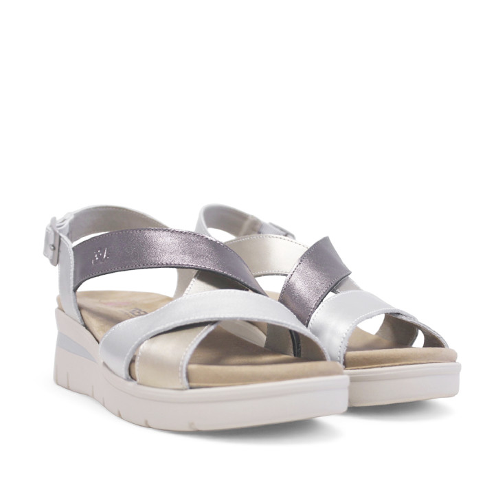 Sandalias cuña Treintas beige con tiras cruzadas metalizadas y cierre con hebilla - Querol online