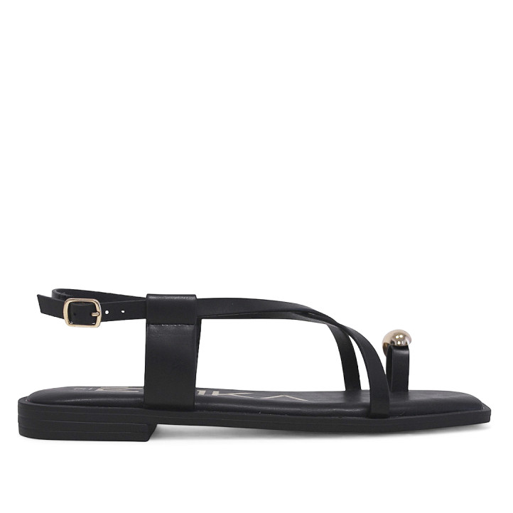 Sandalias planas ETIKA negras con tiras cruzadas y anillo dorado al dedo - Querol online