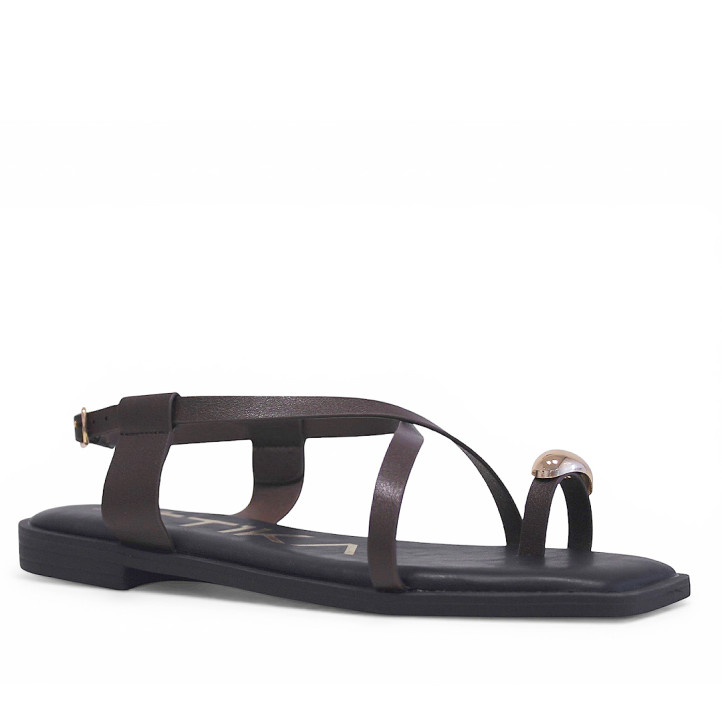 Sandalias planas ETIKA marrones con tiras cruzadas y anillo dorado al dedo - Querol online