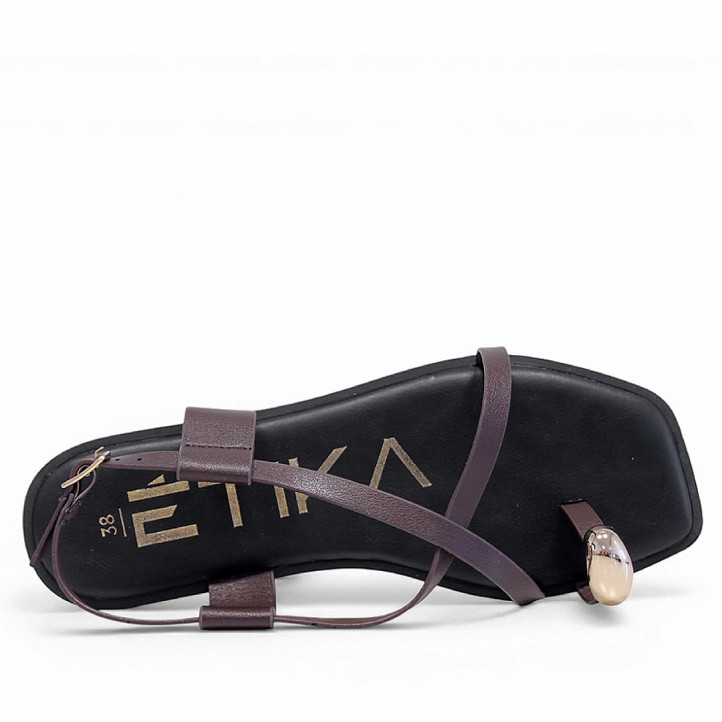 Sandalias planas ETIKA marrones con tiras cruzadas y anillo dorado al dedo - Querol online