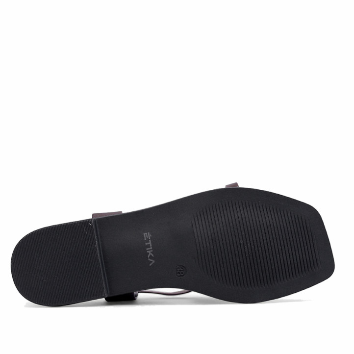 Sandàlies planes ETIKA marrons amb tires creuades i anell daurat al dit - Querol online