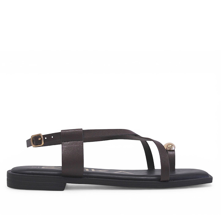 Sandàlies planes ETIKA marrons amb tires creuades i anell daurat al dit - Querol online