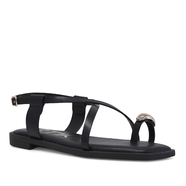 Sandalias planas ETIKA negras con tiras cruzadas y anillo dorado al dedo - Querol online