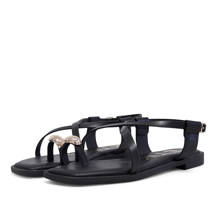 Sandalias planas ETIKA negras con tiras cruzadas y anillo dorado al dedo - Querol online