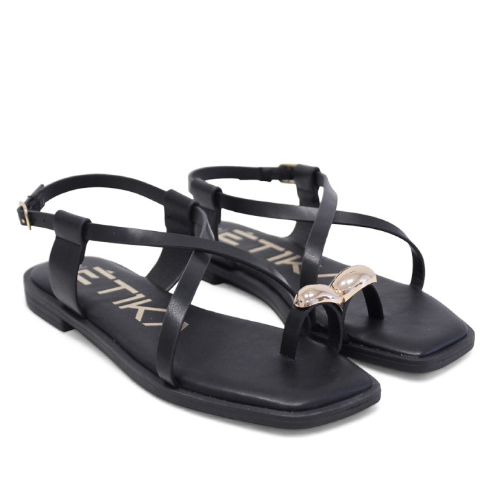 Sandalias planas ETIKA negras con tiras cruzadas y anillo dorado al dedo - Querol online