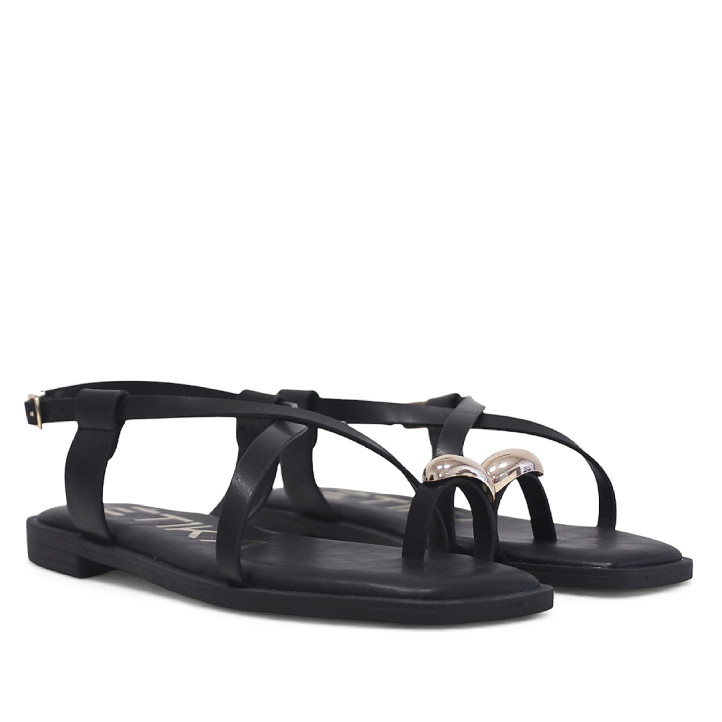 Sandàlies planes ETIKA negres amb tires creuades i anell daurat al dit - Querol online